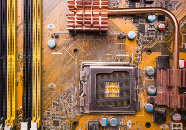 Plca base llena de suciedad