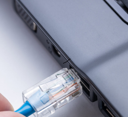 Cable Ethernet conectado para una conexión de red estable