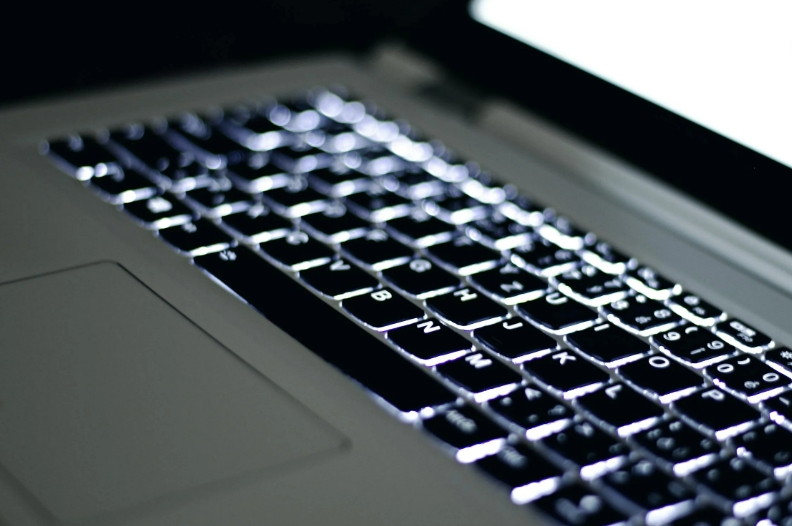 Teclado de ordenador con teclas iluminadas durante escritura