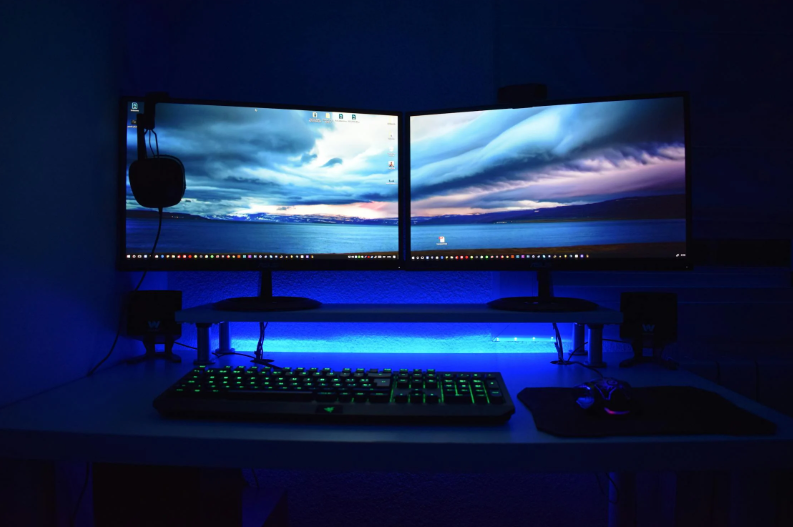 Configuración de escritorio con dos monitores conectados a PC