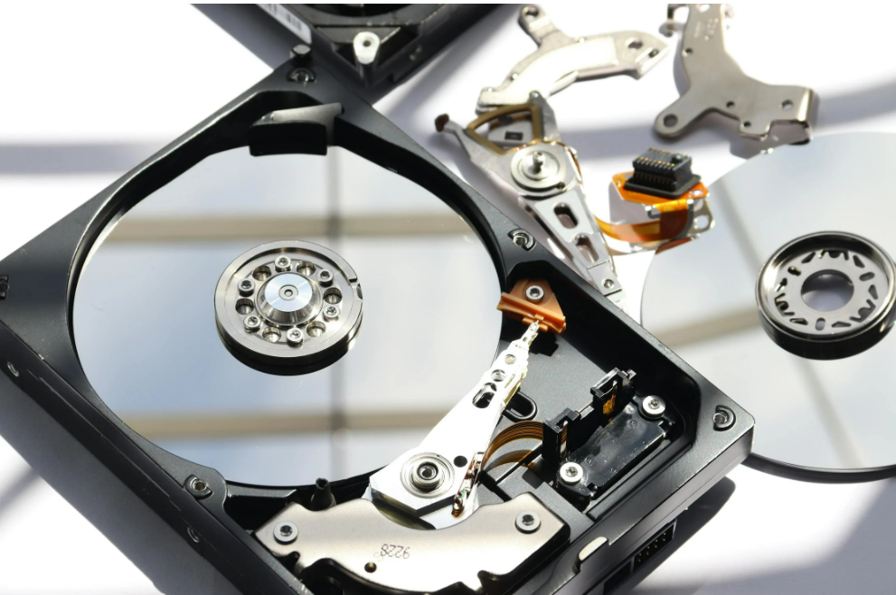 Interior de disco duro HDD mostrando platos magnéticos y cabezales