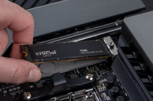 Instalación de SSD en ordenador durante actualización de hardware