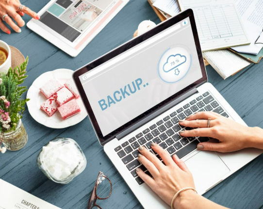 Concepto de almacenamiento en la nube para copias de seguridad