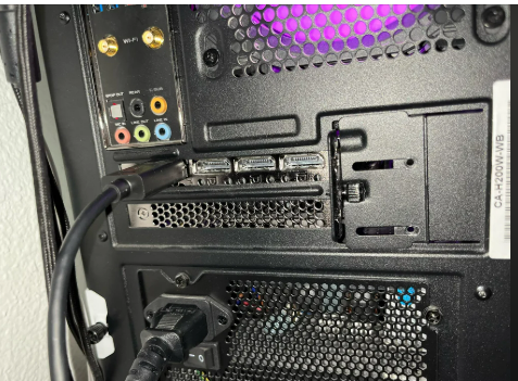 Cable HDMI conectado a puerto de tarjeta gráfica de PC