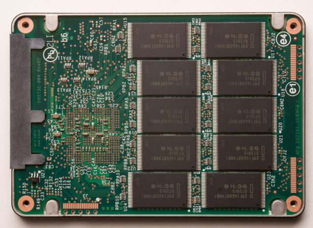 Interior de un SSD con chips de memoria flash