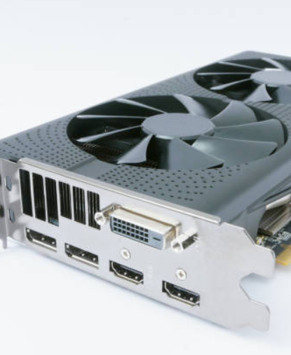 Puertos HDMI y DisplayPort en tarjeta gráfica de PC