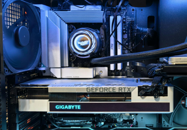 Tarjeta gráfica GPU siendo instalada en slot PCIe de placa base