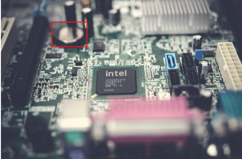 Pila CMOS en placa base de ordenador para resetear BIOS.