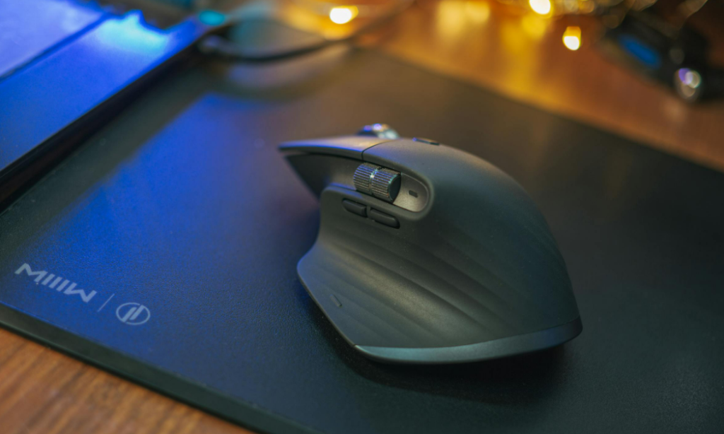 Alfombrilla de ratón en escritorio con mouse