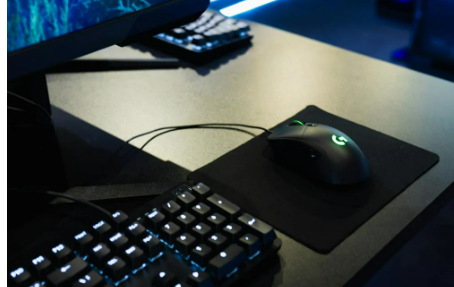 Ratón con cable conectado a puerto usb del PC