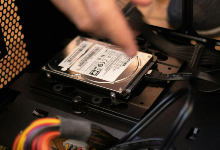 Cable SATA conectado a disco duro en placa base de PC