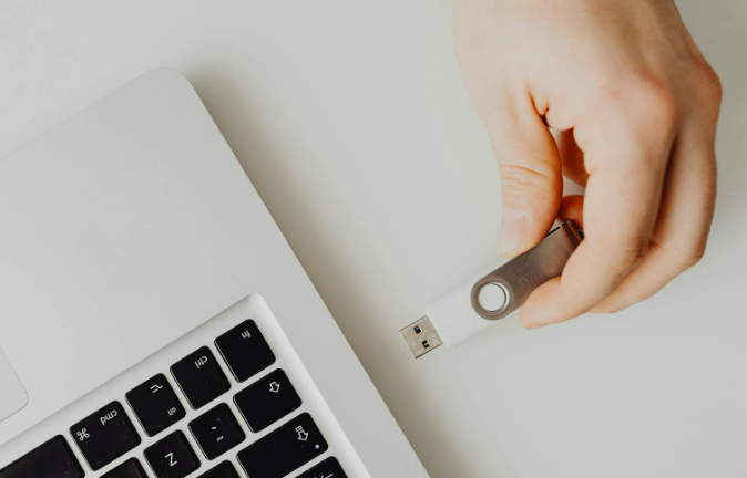 Memoria USB siendo conectada a puerto de ordenador