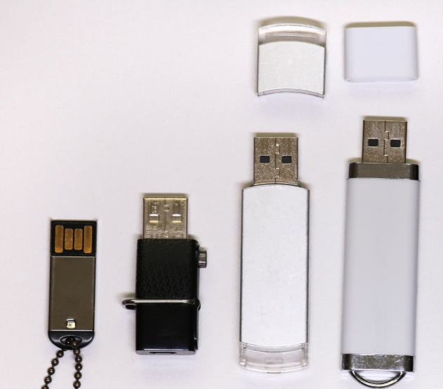 Diferentes tipos y tamaños de memorias USB