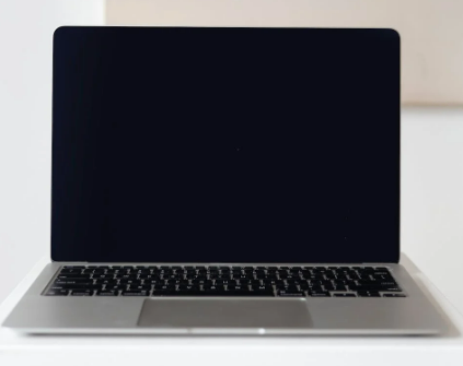 Pantalla negra de ordenador mostrando error de arranque