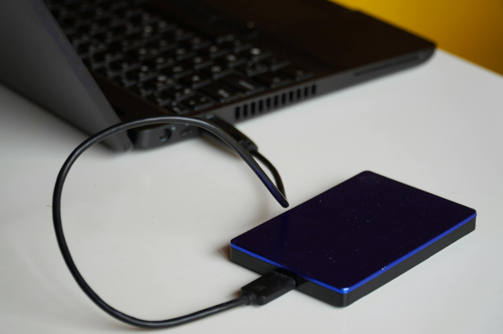 Disco duro externo conectado a un portátil con Windows